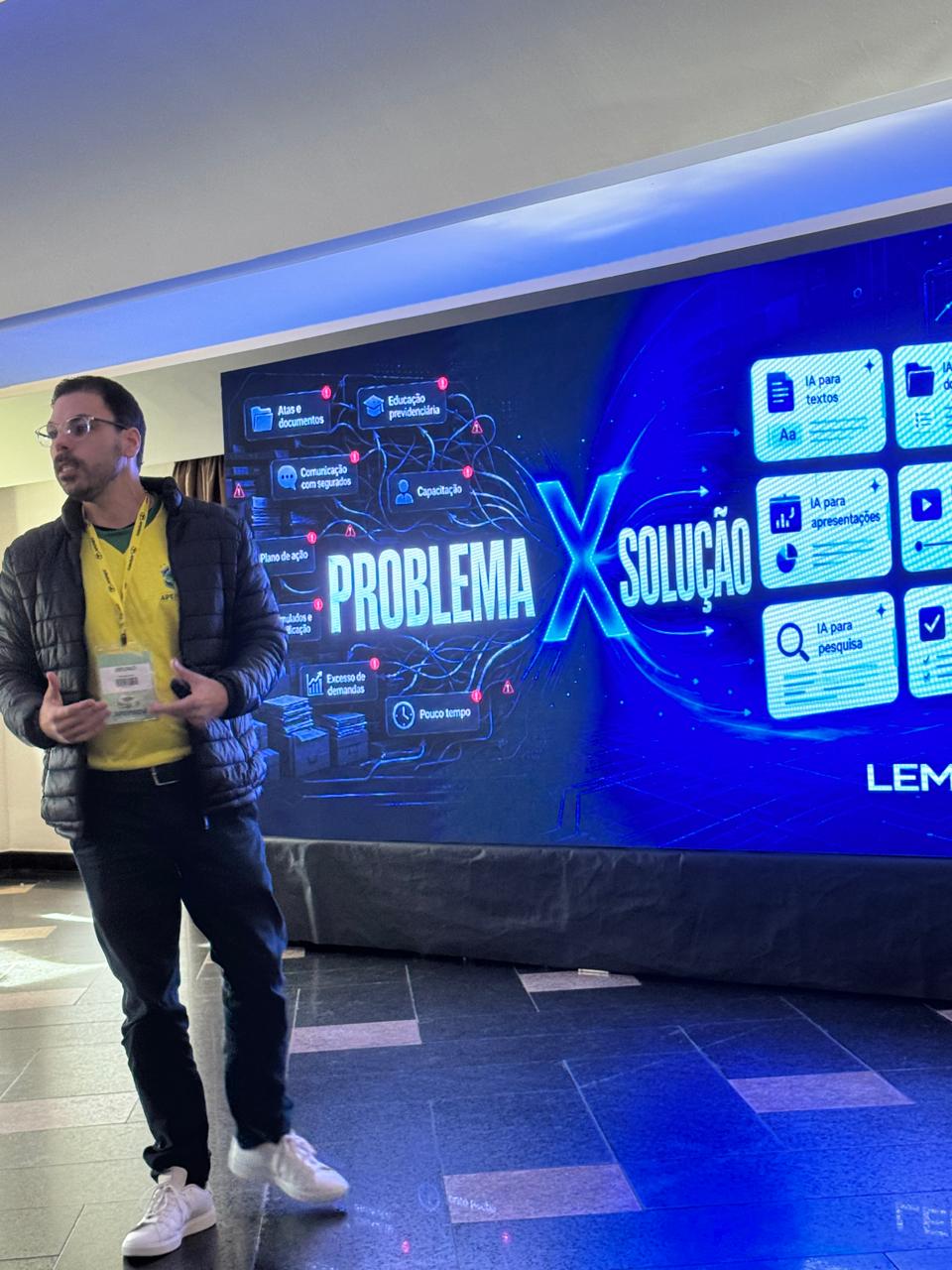 Bruno Leitão durante palestra com slide Problema x Solução